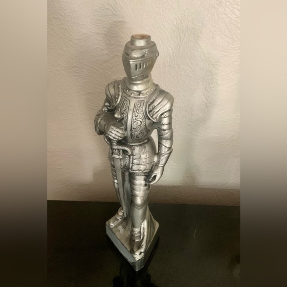 🚩SOLD🚩 Vintage Mid-Century Medieval Guard Knight in Silver Armor Statuette - Picture 2 of 13